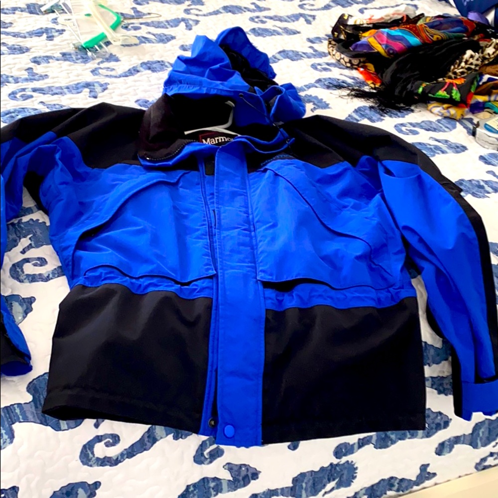 Men’s MARMOT Medium Gortex Ski Coat with hood.
